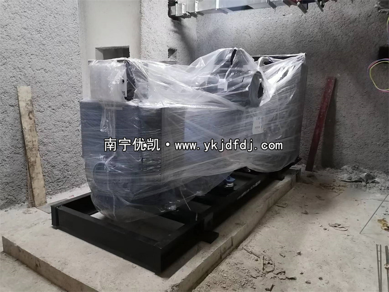 2022年12月29日，600kw玉柴發(fā)電機(jī)組柴油發(fā)電機(jī)到貨現(xiàn)場