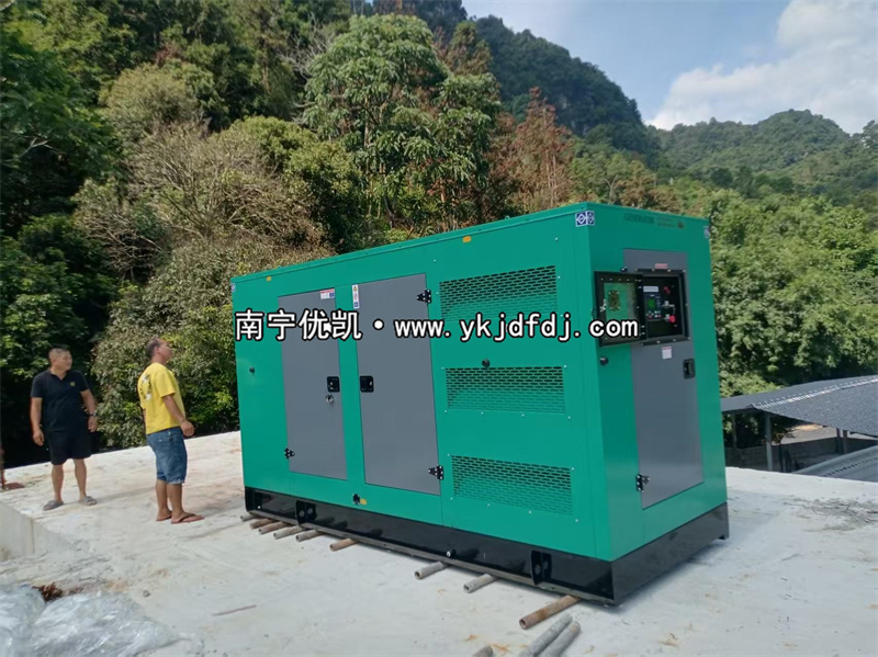 2025年9月5日，崇左項(xiàng)目200kw低噪音柴油發(fā)電機(jī)組卸貨試機(jī)